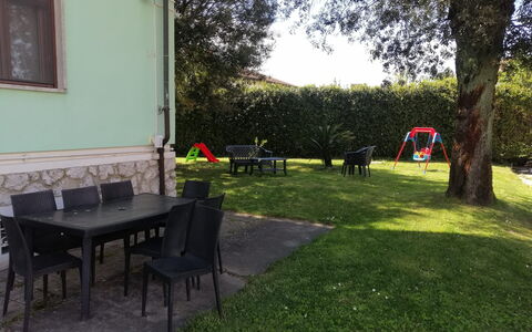 Franco House With Pool: Meubilair, Buitenmeubels, Tuin, Gazon, Stoel, Buitentafel, Backyard, Schaduw, Werf, Landscaping