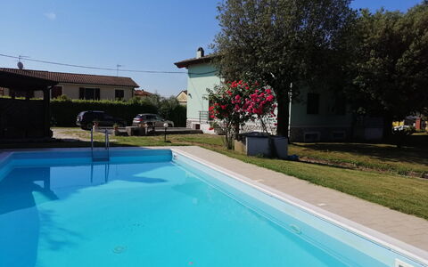 Franco House With Pool: Zwembad, Toevlucht, Vrije Tijd, Hacienda, Buitenmeubels, Backyard, Schaduw, Landgoed, Villa, Thermae