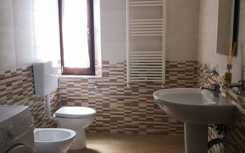 Franco House With Pool: Bruin, Loodgieterswerkinrichting, Wastafel, Badkamer, Kraan, Flooring, Verdieping, Hout, Loodgieter, Wc Bril