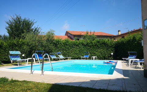 Franco House With Pool: Lucht, Fabriek, Water, Gebouw, Zwembad, Schaduw, Buitenmeubels, Rechthoek, Boom, Vrije Tijd