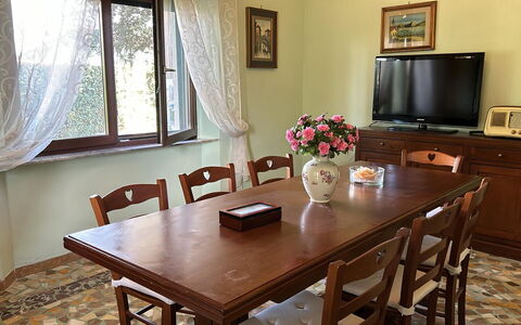 Franco House With Pool: Meubilair, Interieur Ontwerp, Tafel, Hout, Flooring, Keuken En Eettafel, Eetkamer, Kamer, Verdieping, Stoel