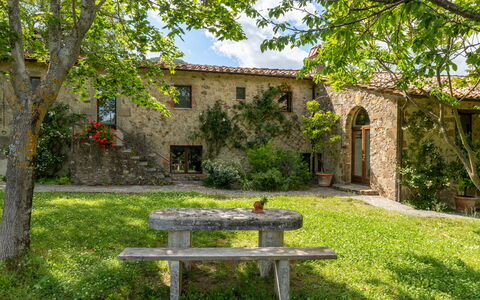 Villa Amiata: Fabriek, Gebouw, Lucht, Natuurlijk Landschap, Boom, Venster, Vegetation, Architectuur, Land Lot, Gras