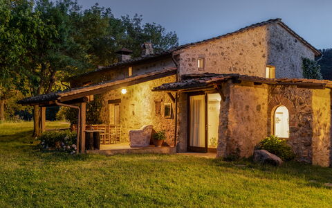 Villa Amiata: Fabriek, Eigendom, Gebouw, Lucht, Venster, Boom, Land Lot, Natuurlijk Landschap, Deur, Verblijf