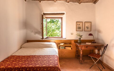 Villa Amiata: Gebouw, Meubilair, Eigendom, Venster, Fabriek, Comfort, Fotolijst, Hout, Textiel, Interieur Ontwerp