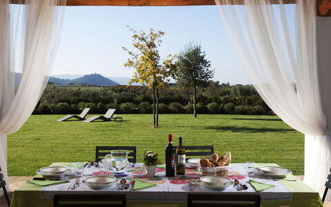 Villa Sant'andrea: Tafel, Fabriek, Meubilair, Eigendom, Lucht, Venster, Tableware, Blad, Tafelkleed, Schaduw