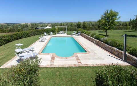 Villa Sant'andrea: Lucht, Fabriek, Water, Zwembad, Gebouw, Schaduw, Architectuur, Boom, Woongebied, Gras