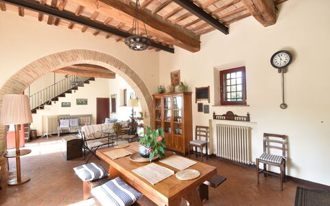 Podere Le Muricce: Meubilair, Eigendom, Tafel, Fotolijst, Hout, Interieur Ontwerp, Kamerplant, Gebouw, Stoel, Woonkamer