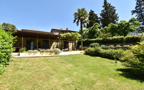 Podere Le Muricce: Fabriek, Gebouw, Lucht, Eigendom, Boom, Natuurlijk Landschap, Huis, Landschap, Verblijf, Onroerend Goed