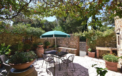 Podere Le Muricce: Fabriek, Tafel, Bloempot, Gebouw, Stoel, Buitenmeubels, Boom, Schaduw, Buitentafel, Vrije Tijd