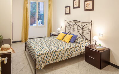 Sirene Apartments - Levanto: Eigendom, Meubilair, Comfort, Gebouw, Azure, Bed, Hout, Textiel, Interieur Ontwerp, Verdieping