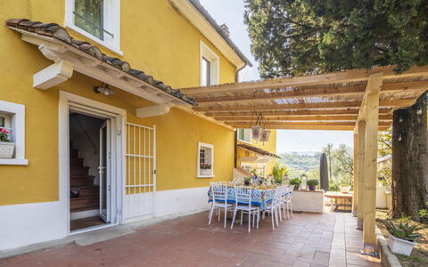 Country House Casalguidi 191 Private Pool: Huis, Architectuur, Huis, Deur, Stoel, Landgoed, Verblijf, Veranda, Schaduw, Kamerplant