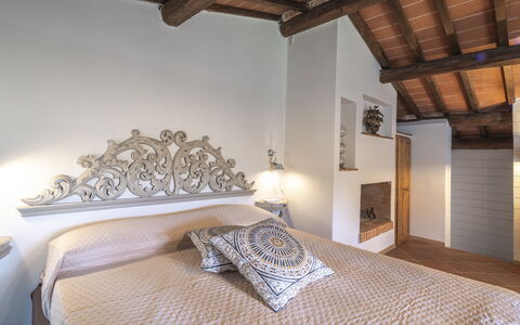 Country House Casalguidi 191 Private Pool: Muur, Slaapkamer, Bed, Interieur Ontwerp, Meubilair, Laken, Bedding, Linens, Flooring, Verdieping