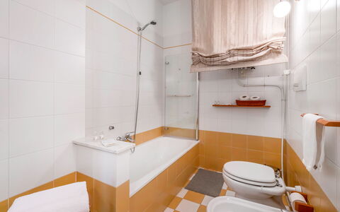 Casa Bellosguardo a Vinci: Spiegel, Kraan, Loodgieterswerkinrichting, Wastafel, Eigendom, Wastafel In De Badkamer, Badkamer, Interieur Ontwerp, Loodgieter, Douchepaneel