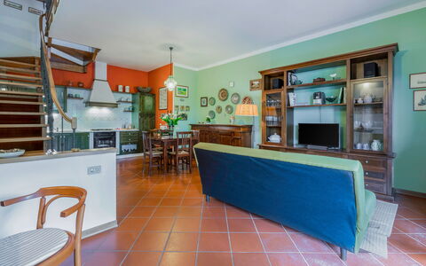 Casa Bellosguardo a Vinci: Meubilair, Cabinetry, Stoel, Countertop, Tafel, Plank, Interieur Ontwerp, Architectuur, Gebouw, Hout