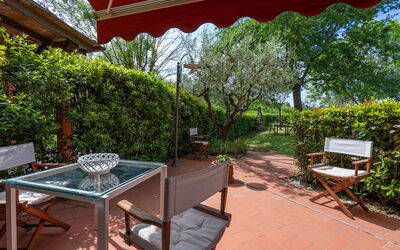 Casa Bellosguardo a Vinci: Fabriek, Meubilair, Eigendom, Tafel, Schaduw, Stoel, Buitenmeubels, Boom, Vrije Tijd, Buitentafel