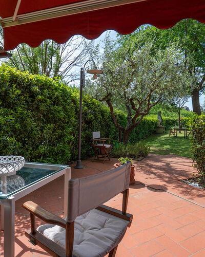 Casa Bellosguardo a Vinci: Fabriek, Meubilair, Eigendom, Tafel, Schaduw, Stoel, Buitenmeubels, Boom, Vrije Tijd, Buitentafel