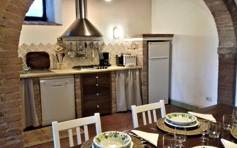 Casa Le Crete: Tafel, Meubilair, Cabinetry, Eigendom, Countertop, Stoel, Hout, Interieur Ontwerp, Keuken, Woonkamer