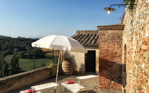 Casa Le Crete: Lucht, Eigendom, Gebouw, Paraplu, Schaduw, Biome, Straatlantaarn, Buitenmeubels, Boom