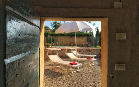 Casa Le Crete: Fabriek, Schaduw, Gebouw, Venster, Architectuur, Deur, Muur, Gras, Boom, Hout