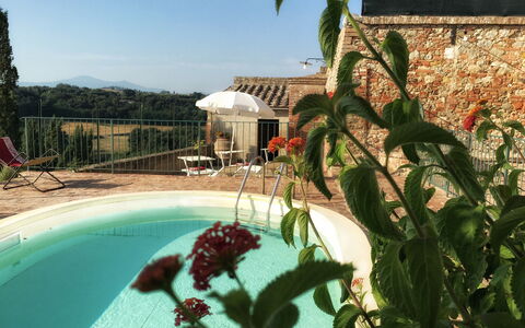 Casa Le Crete: Water, Fabriek, Lucht, Gebouw, Bloem, Zwembad, Boom, Arecales, Venster, Plantendiversiteit