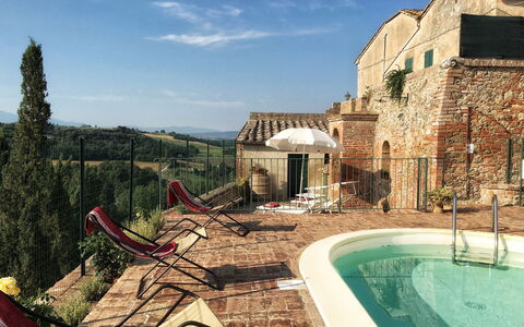 Casa Le Crete: Lucht, Water, Eigendom, Gebouw, Wolk, Venster, Fabriek, Zwembad, Vrije Tijd, Boom