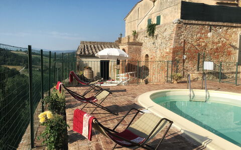 Casa Le Crete: Water, Lucht, Eigendom, Fabriek, Gebouw, Venster, Zwembad, Stoel, Buitenmeubels, Schaduw