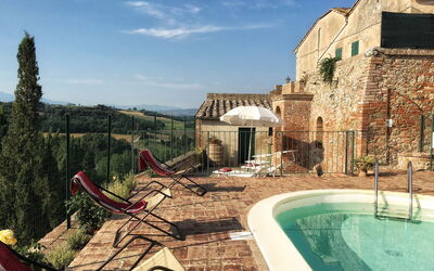 Casa Le Crete: Lucht, Water, Eigendom, Gebouw, Wolk, Venster, Fabriek, Zwembad, Vrije Tijd, Boom
