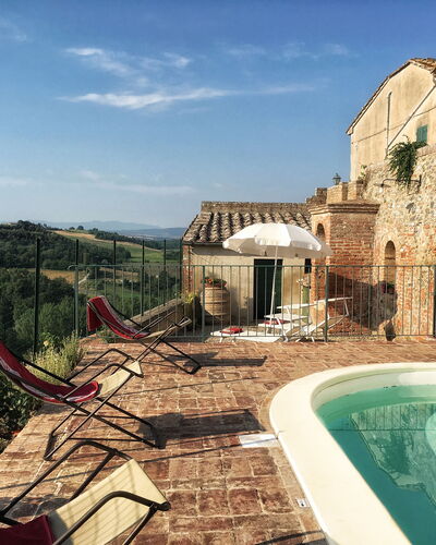 Casa Le Crete: Lucht, Water, Eigendom, Gebouw, Wolk, Venster, Fabriek, Zwembad, Vrije Tijd, Boom