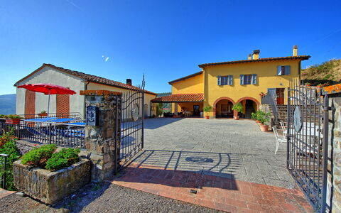 Casalta: Fabriek, Lucht, Gebouw, Eigendom, Deur, Azure, Huis, Land Lot, Architectuur, Buurt
