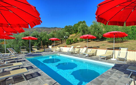 Casalta: Water, Lucht, Fabriek, Eigendom, Paraplu, Zwembad, Blauw, Azure, Schaduw, Buitenmeubels