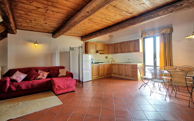 Fienile: Eigendom, Meubilair, Hout, Stoel, Interieur Ontwerp, Woonkamer, Verdieping, Flooring, Hal, Venster