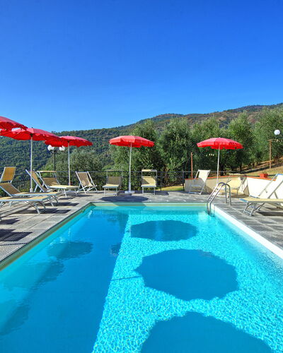 Casalta: Water, Lucht, Eigendom, Zwembad, Azure, Paraplu, Gebouw, Buitenmeubels, Schaduw, Ligstoel