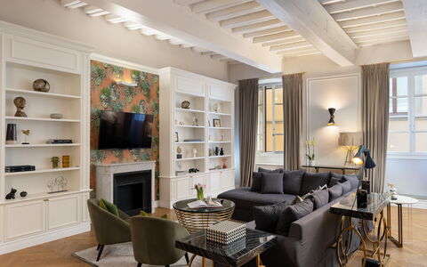 Bargello Penthouse Luxury Apartment in Florence by: Meubilair, Tafel, Eigendom, Bankstel, Stoel, Fotolijst, Boekenkast, Plank, Interieur Ontwerp, Hout