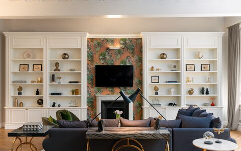 Bargello Penthouse Luxury Apartment in Florence by: Bruin, Meubilair, Eigendom, Bankstel, Tafel, Fabriek, Fotolijst, Hout, Kamerplant, Interieur Ontwerp