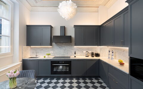 Bargello Penthouse Luxury Apartment in Florence by: Countertop, Cabinetry, Eigendom, Venster, Wastafel, Keuken, Verlichting, Hout, Interieur Ontwerp, Kraan