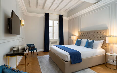 Bargello Penthouse Luxury Apartment in Florence by: Meubilair, Gebouw, Comfort, Azure, Hout, Fotolijst, Verlichting, Bed Frame, Interieur Ontwerp, Lamp