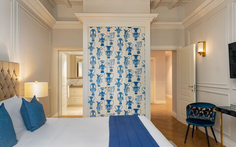 Bargello Penthouse Luxury Apartment in Florence by: Meubilair, Eigendom, Blauw, Decoratie, Azure, Hout, Schaduw, Gebouw, Architectuur, Interieur Ontwerp