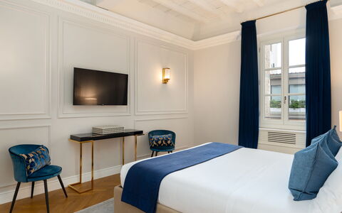 Bargello Penthouse Luxury Apartment in Florence by: Meubilair, Eigendom, Comfort, Gebouw, Azure, Fotolijst, Hout, Interieur Ontwerp, Verlichting, Architectuur