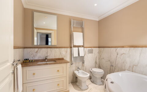 Bargello Penthouse Luxury Apartment in Florence by: Spiegel, Loodgieterswerkinrichting, Badkamerkast, Eigendom, Wastafel, Cabinetry, Kraan, Badkamer, Interieur Ontwerp, Wastafel In De Badkamer