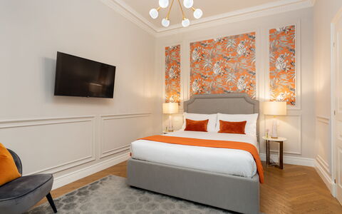 Bargello Penthouse Luxury Apartment in Florence by: Meubilair, Eigendom, Gebouw, Comfort, Cabinetry, Hout, Verlichting, Oranje, Interieur Ontwerp, Verdieping