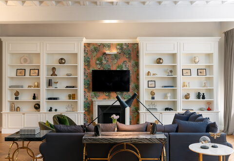 Bargello Penthouse Luxury Apartment in Florence by: Bruin, Meubilair, Eigendom, Bankstel, Tafel, Fabriek, Fotolijst, Hout, Kamerplant, Interieur Ontwerp