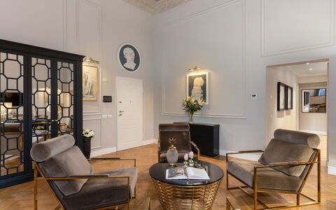 Pazzi Penthouse Luxury Apartment in Florence by Pa: Fotolijst, Tafel, Meubilair, Eigendom, Hout, Stoel, Interieur Ontwerp, Bankstel, Architectuur, Fabriek