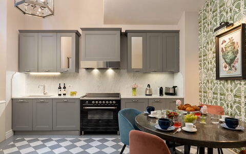 Pazzi Penthouse Luxury Apartment in Florence by Pa: Meubilair, Cabinetry, Eigendom, Countertop, Tafel, Wastafel, Interieur Ontwerp, Hout, Stoel, Flooring