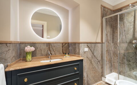 Pazzi Penthouse Luxury Apartment in Florence by Pa: Spiegel, Kraan, Badkamerkast, Cabinetry, Eigendom, Loodgieterswerkinrichting, Gebouw, Wastafel In De Badkamer, Wastafel, Badkamer