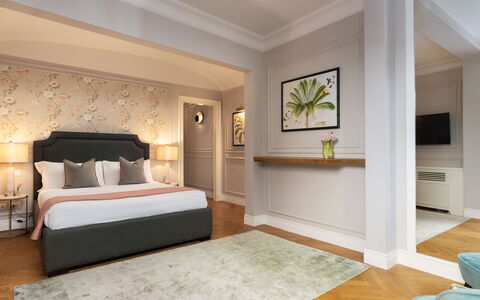 Pazzi Penthouse Luxury Apartment in Florence by Pa: Eigendom, Gebouw, Fabriek, Comfort, Hout, Interieur Ontwerp, Verdieping, Flooring, Bed Frame, Huis