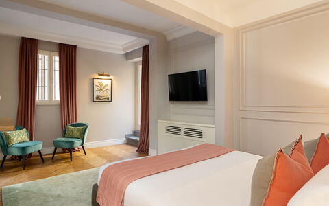 Pazzi Penthouse Luxury Apartment in Florence by Pa: Meubilair, Eigendom, Comfort, Gebouw, Fotolijst, Hout, Textiel, Interieur Ontwerp, Verdieping, Flooring