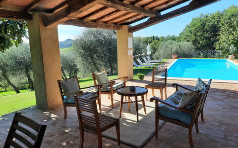 Villa San Giovanni: Eigendom, Meubilair, Fabriek, Lucht, Groen, Stoel, Schaduw, Tafel, Interieur Ontwerp, Buitenmeubels