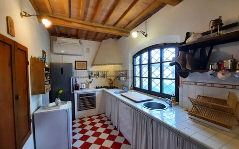 Villa Delle Palme: Fotolijst, Meubilair, Cabinetry, Eigendom, Countertop, Keuken, Interieur Ontwerp, Hout, Plank, Woonkamer