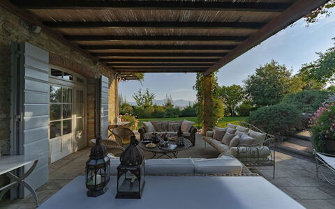 Villa Marlia: Tafel, Eigendom, Fabriek, Bloempot, Lucht, Boom, Schaduw, Woonkamer, Kamerplant, Stoel