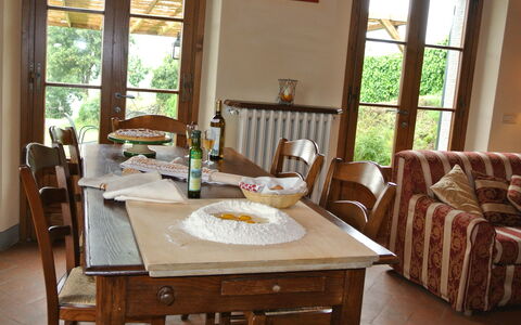 Casale Della Torre: Tafel, Meubilair, Gebouw, Eigendom, Venster, Fabriek, Tableware, Hout, Stoel, Interieur Ontwerp